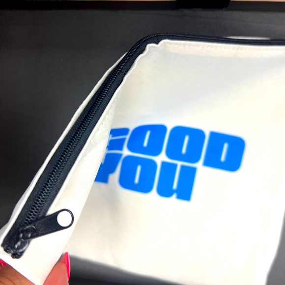 Zipper pouch for makeup, electronics cords (phone, tablet, smart watch) - Picture 2 of 2